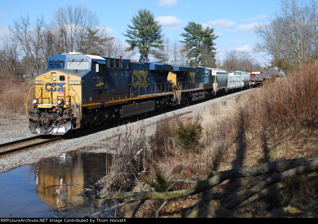 CSX 723 leads Q421 south along the Trenton Line at MP 50